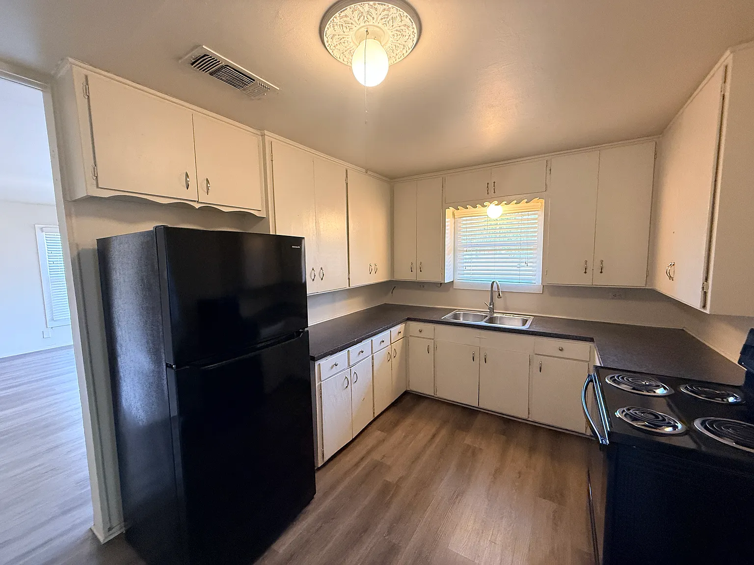 3 bed, 1128 sqft, $1,295 — Photo 3