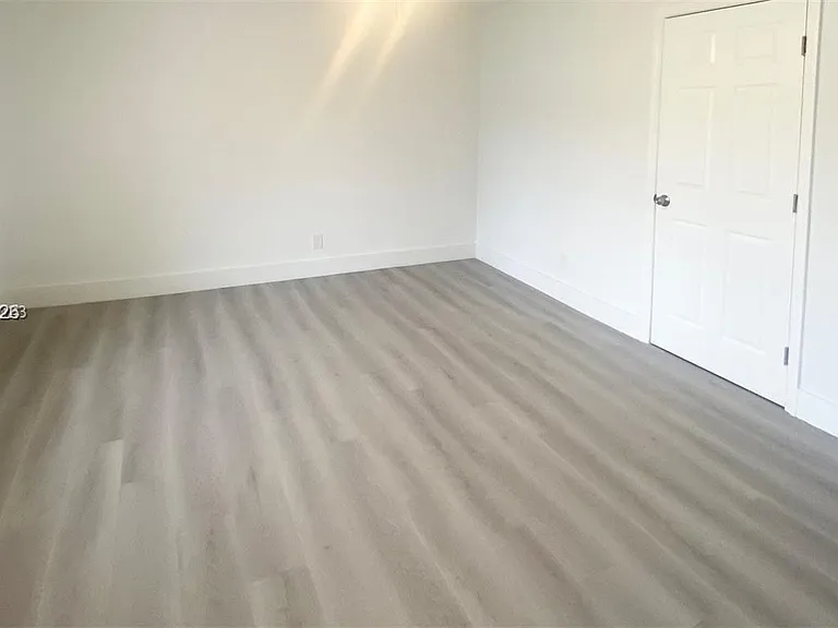 1005 NE 2nd St #1 — Photo 14