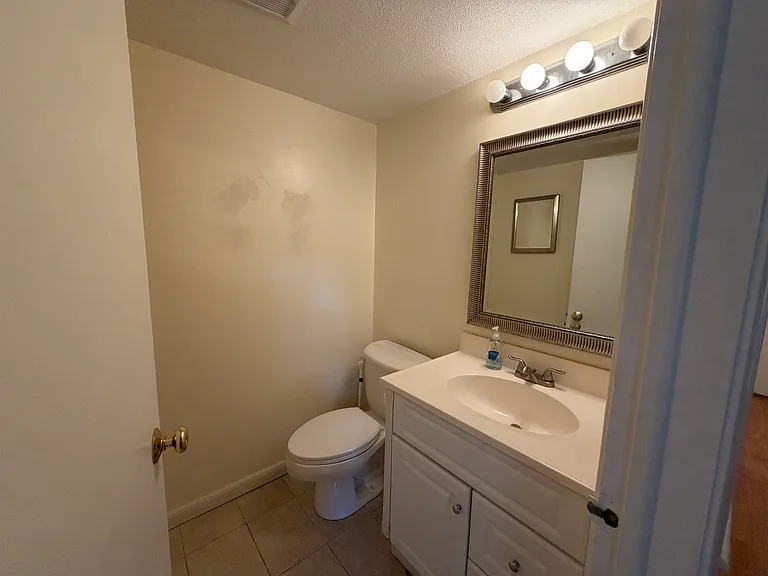 41 Greenside Ln — Photo 3