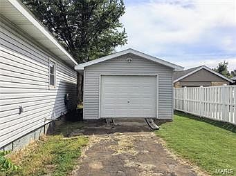 2nd image of 112 S Country Ln