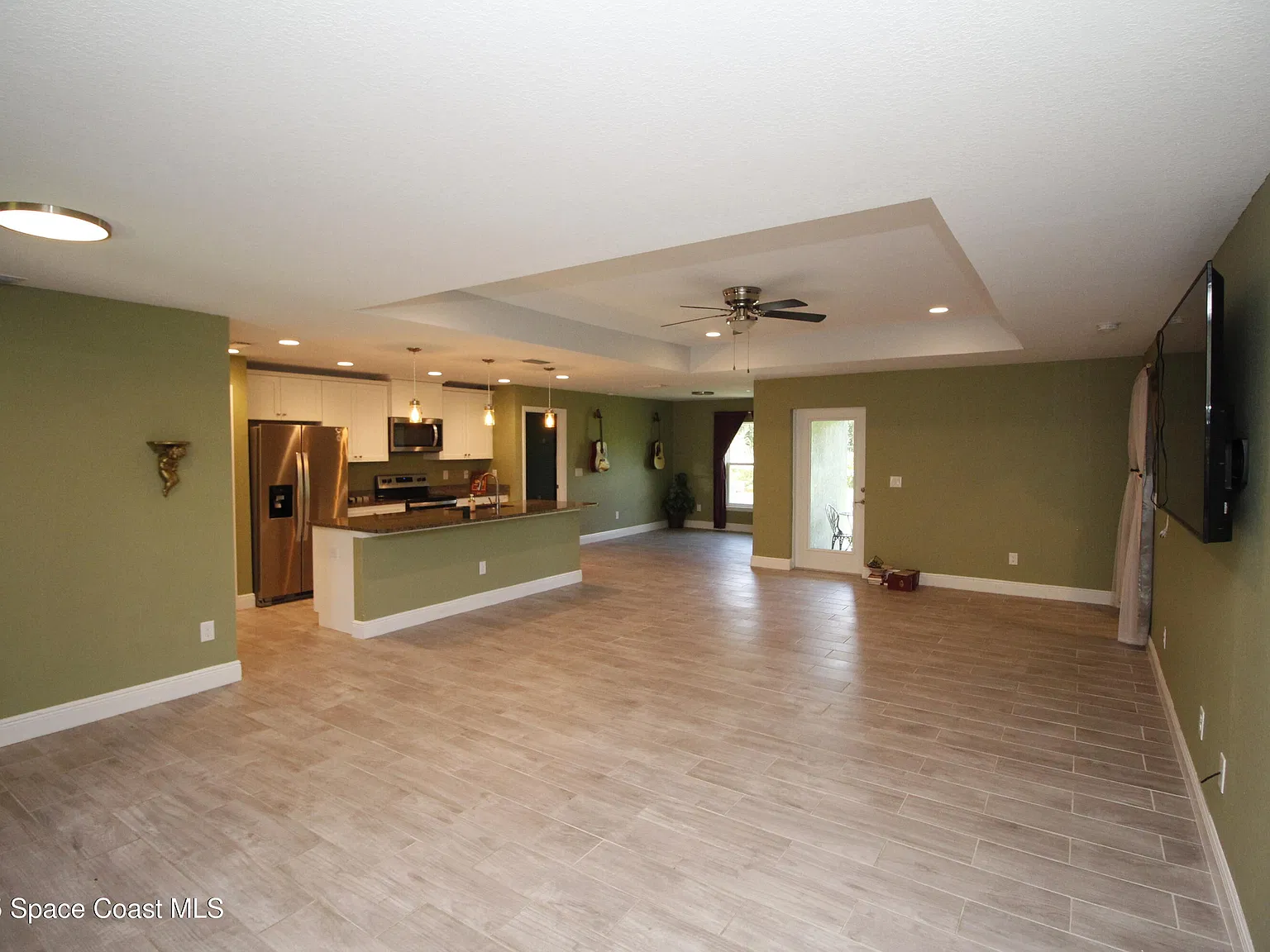 4 bed, 2.0 bath, 1885 sqft, $2,200 — Photo 3