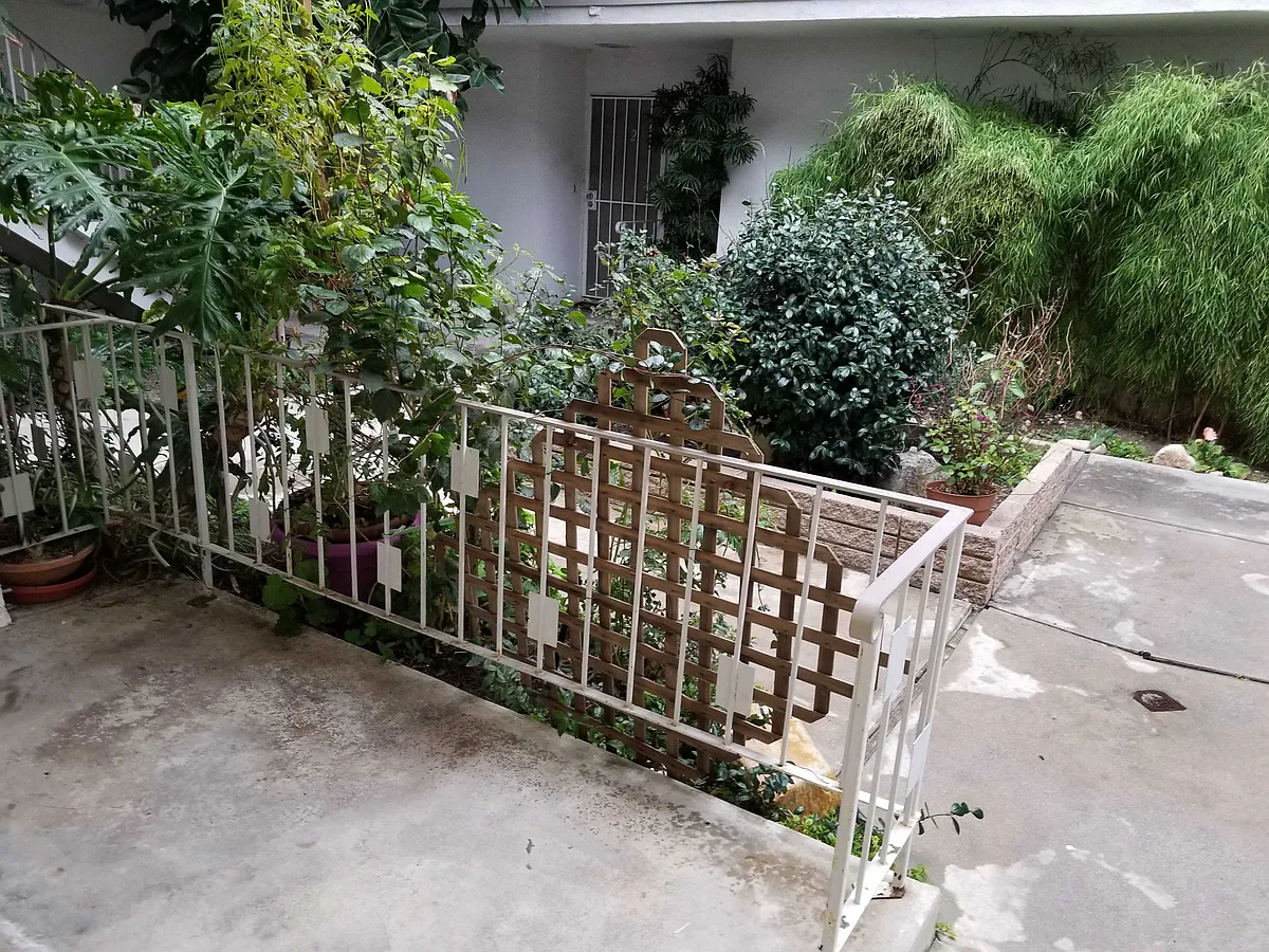 Building Photo - Comercio Ln