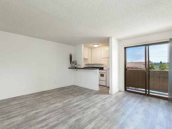 2185 Chatsworth Blvd, San Diego, CA 92107-Loma Highlands Apartment Homes Living Room