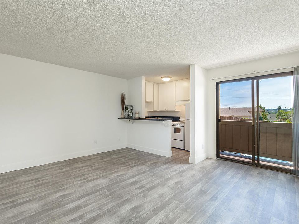 2185 Chatsworth Blvd, San Diego, CA 92107-Loma Highlands Apartment Homes Living Room