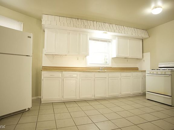 4th image of 848 Clancy Ave NE