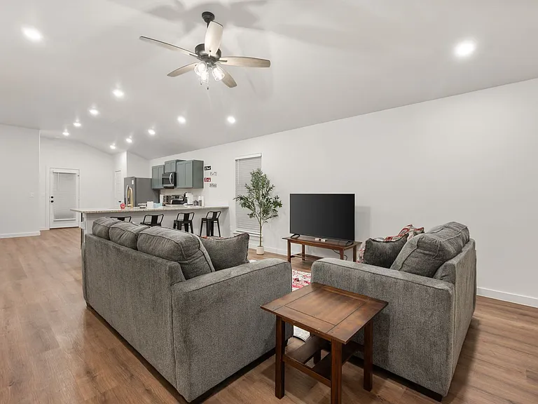 2515 Kenwood Ave — Photo 25