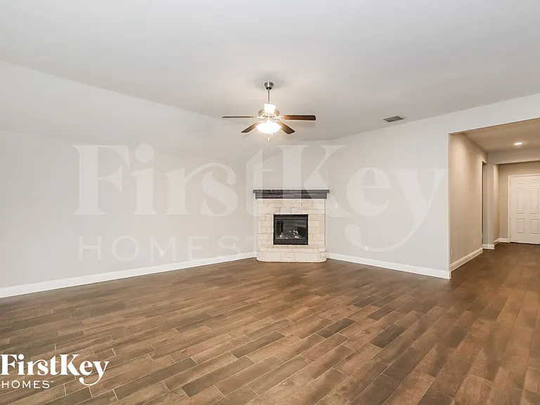 701 Brody Trl — Photo 2