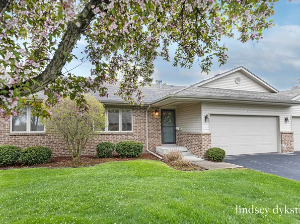 1013 Country Gdns NW, Grand Rapids, MI 49534