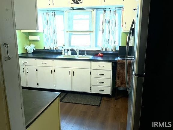 4th image of 217 W 11th St
