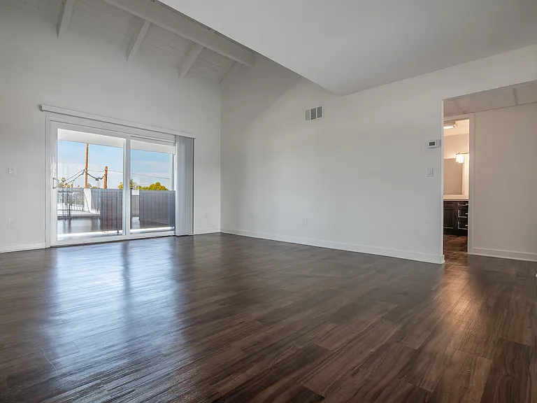 Beverly Plaza Apartments — Photo 24