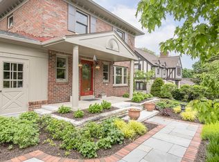 401 Windsor Dr, Waukesha, WI 53186