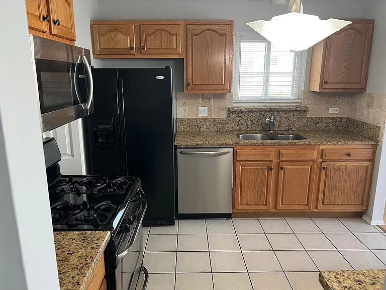 321 Maplewood Ct #B1 — Photo 6