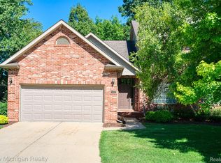 3130 Harbor Pointe Cir, Fenton, MI 48430