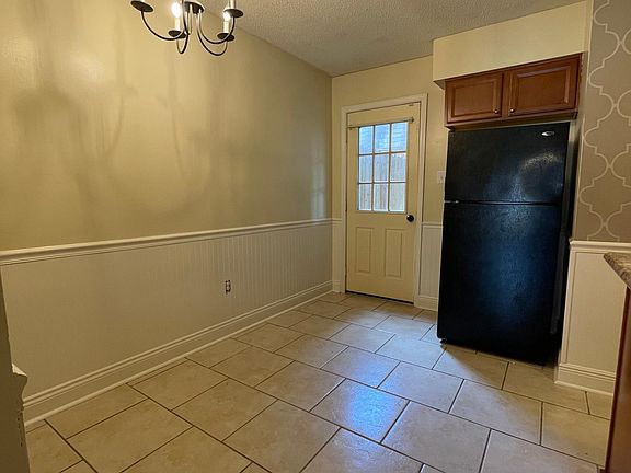 5th image of 51 Brandon Hall Dr APT B