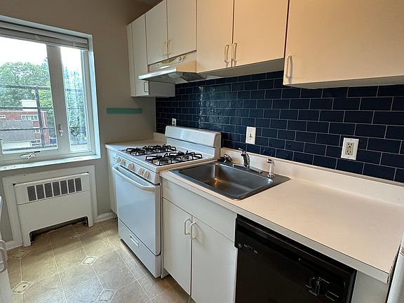 4th image of 572 Whitney Ave #33E