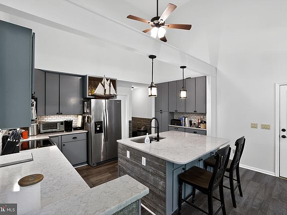 5th image of 22 Holly Brae Dr
