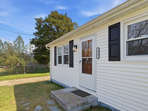 2nd image of 611 Weymouth Rd