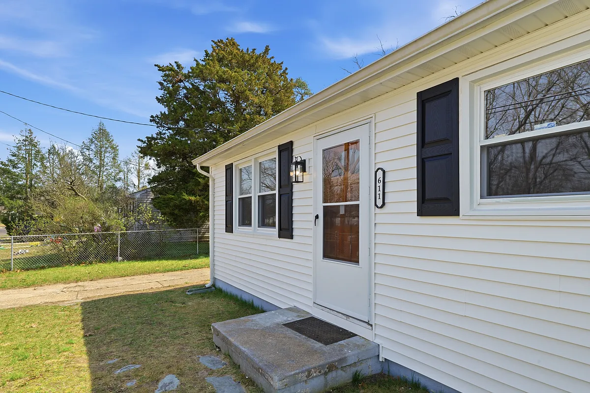 Building Photo - 611 Weymouth Rd