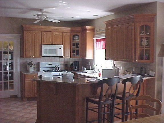 Kitchen w/Maple Cabinets 