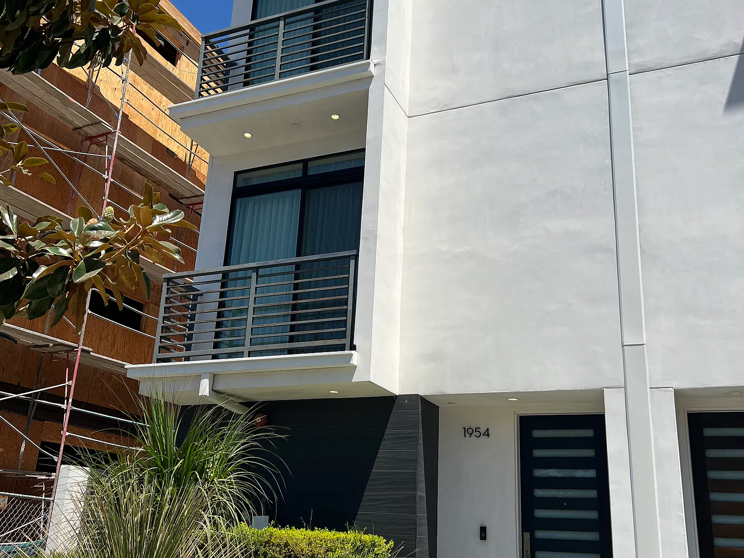 3 bed, 1964 sqft, $8,100 — Photo 2