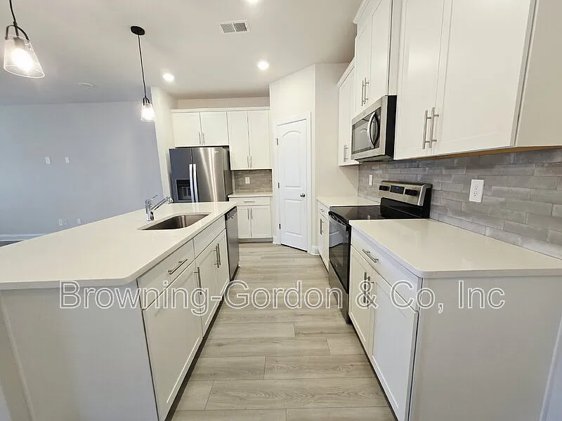 5 bed, 3.0 bath, 2433 sqft, $2,700 — Photo 3