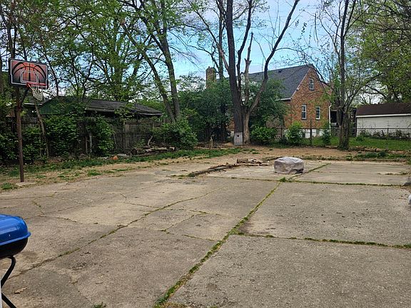 3rd image of 1162 Groesbeck Rd
