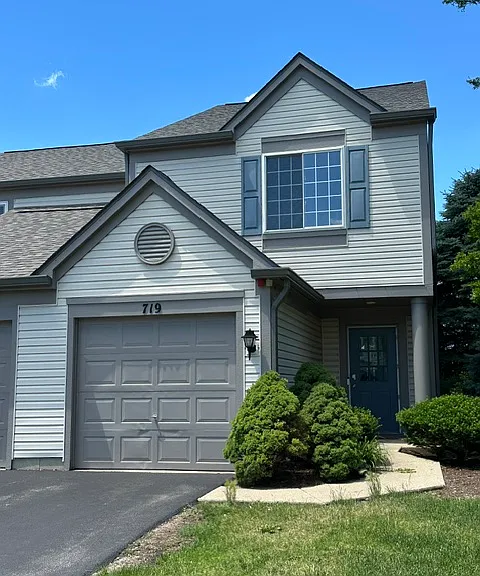 719 Blossom Ct — Photo 1