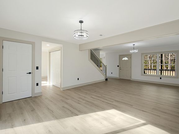 5th image of 228 Dons Ln