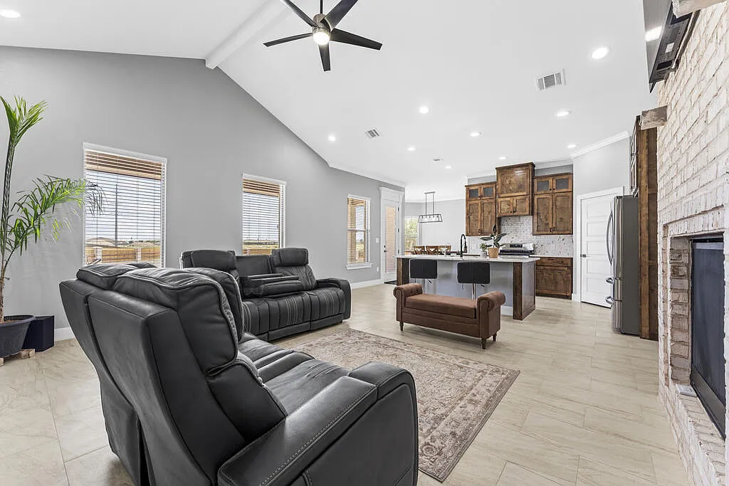 3 bed, 2.5 bath, 1926 sqft, $3,500 — Photo 3