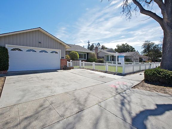 2nd image of 913 Carson Dr