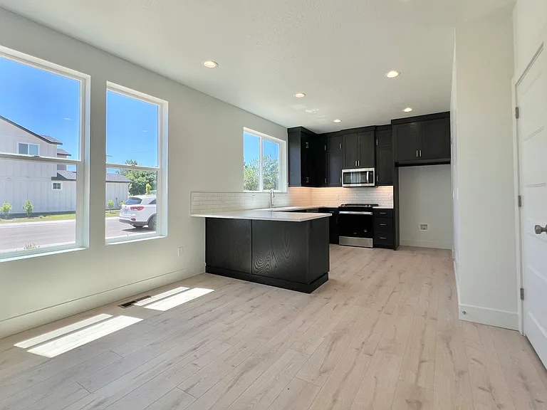 1431 N Meadowglen Ave — Photo 1
