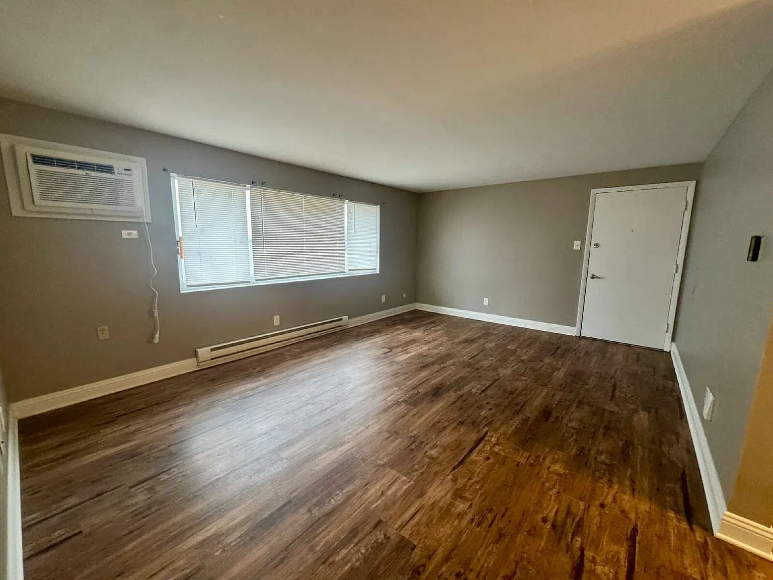 2 bed, 1.0 bath, $950 — Photo 2