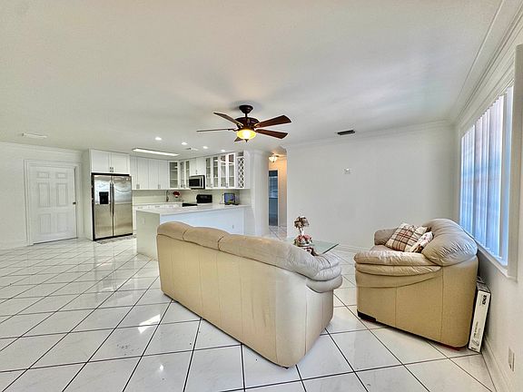 4th image of 914 Helena Dr