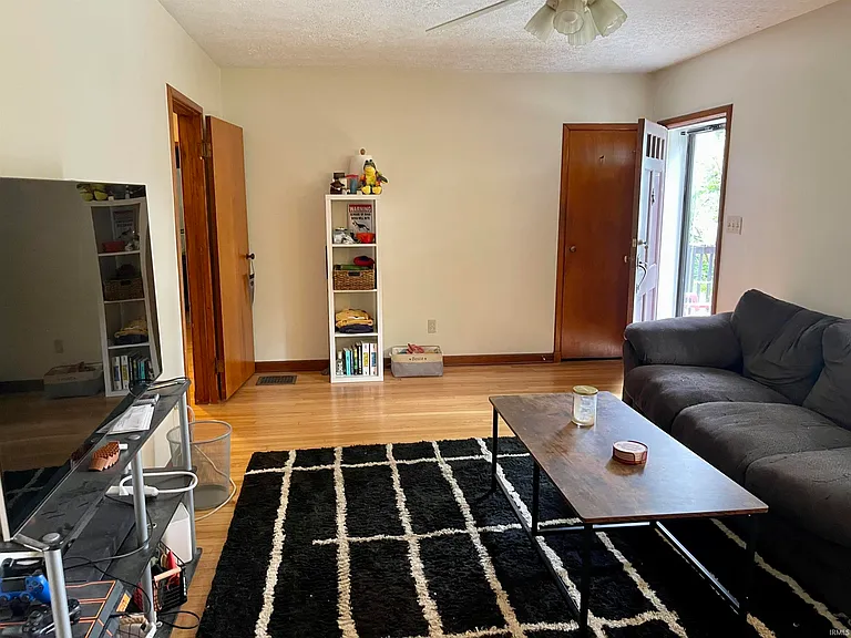 417 S Swain Ave — Photo 4
