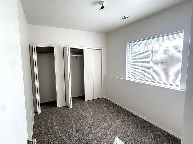 1305 E Belmont St — Photo 5