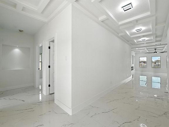5th image of 2414 Lauren St