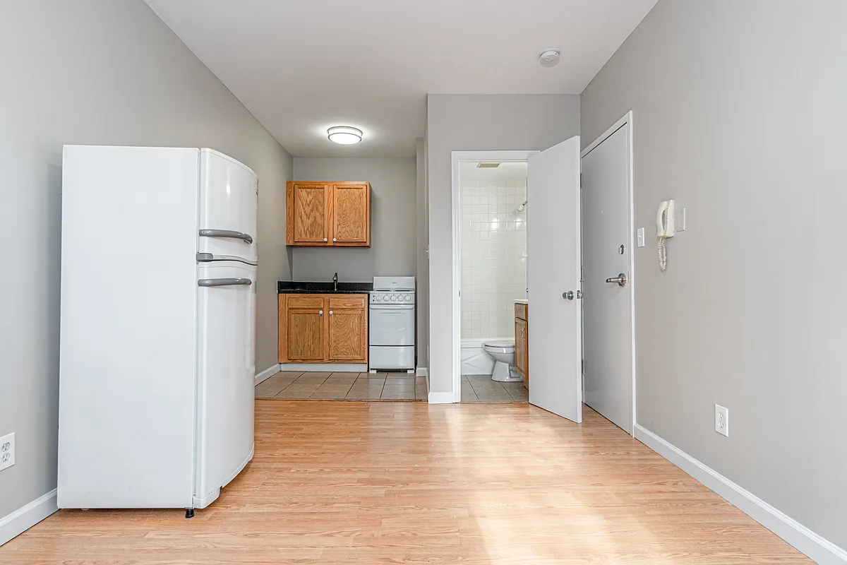 Building Photo - 142 Morton Ave #12