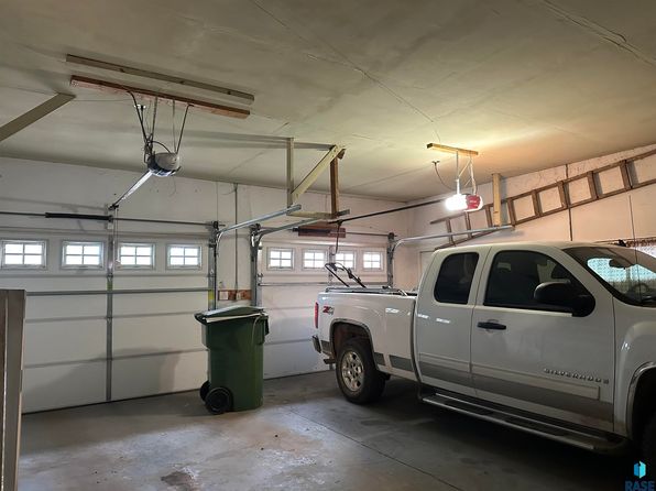 100 S Relanto St, Freeman, SD 57029