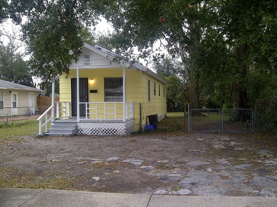 2nd image of 1323 Van Buren St