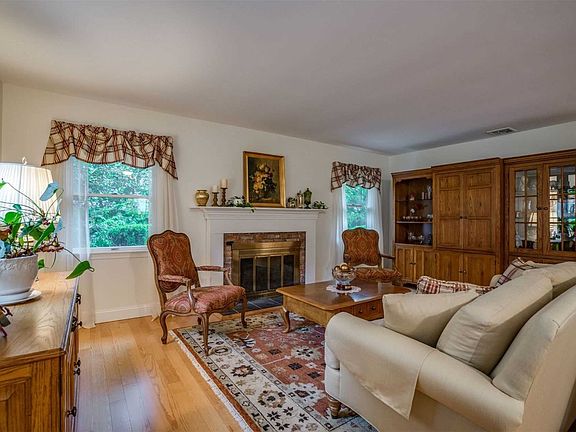 4th image of 10 Bowen Pl