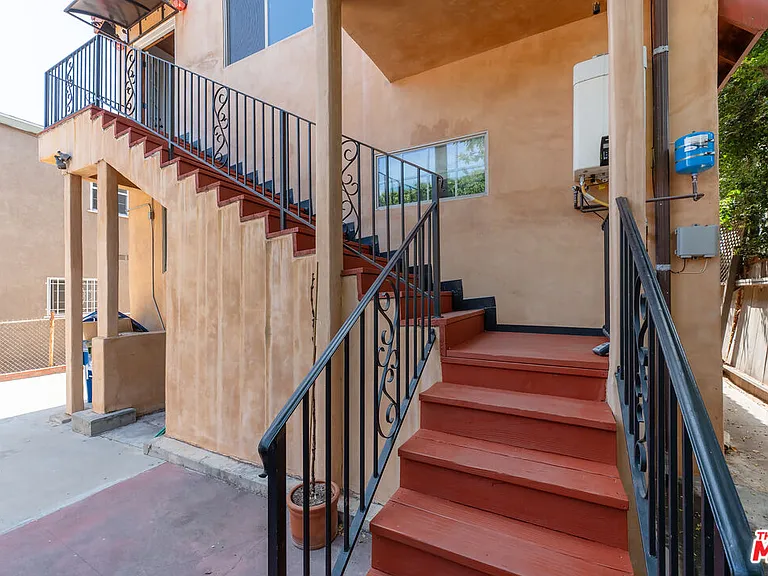 1652 Talmadge St — Photo 2