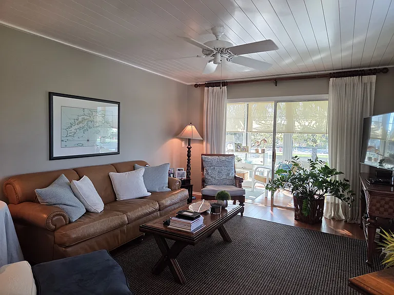 Living area with leather sofa, TV, Internet router