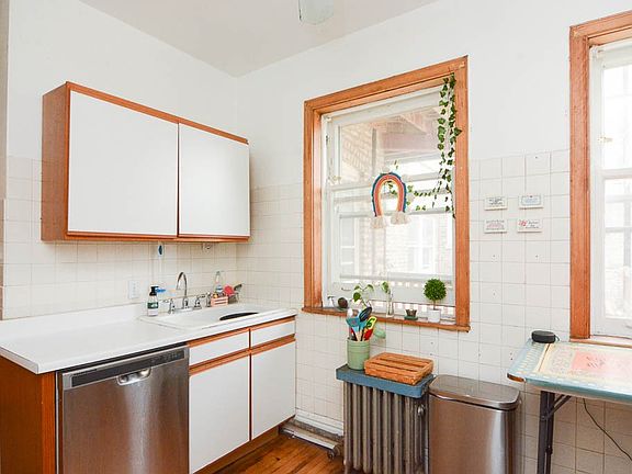 3rd image of 1400 W Rosemont Ave #2
