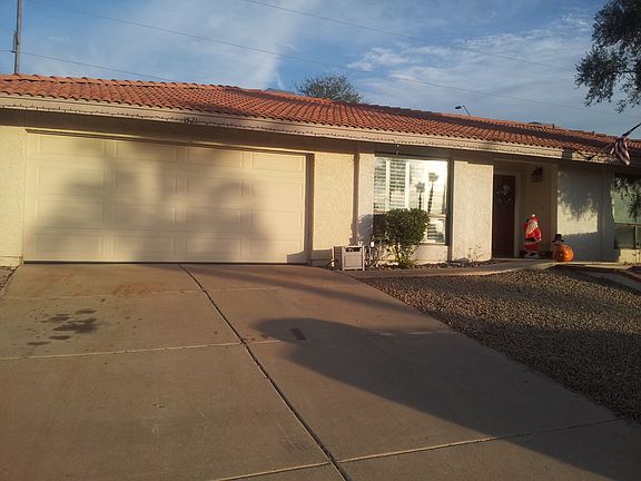 Front of House w/garage