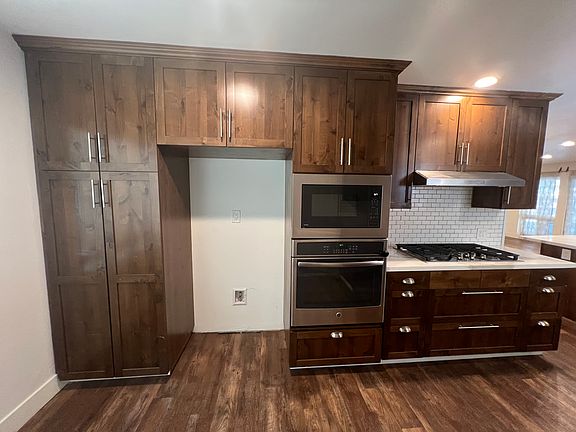 3rd image of 2424 Cedar St