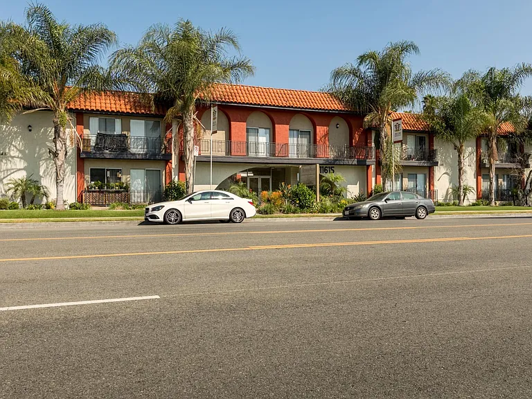 Riverside Villa Apartments — Photo 35