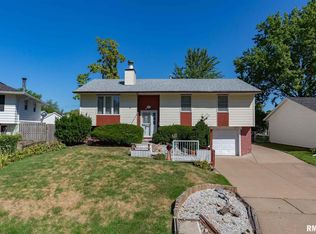 2327 Pinehurst St, Bettendorf, IA 52722
