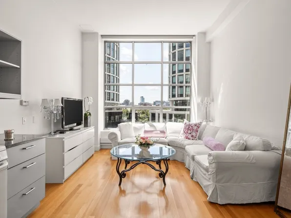 360 Newbury St Unit 402, Boston, MA 02115