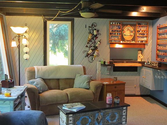 Living rm w/barbeque grill