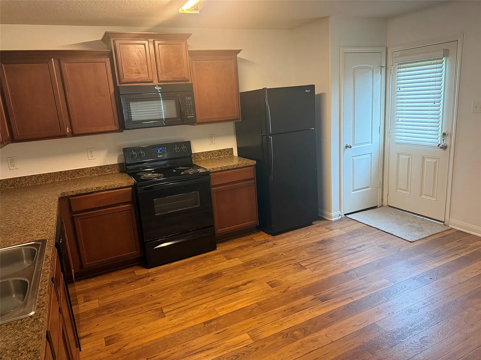 3 bed, 2.0 bath, 1398 sqft, $1,650 — Photo 3